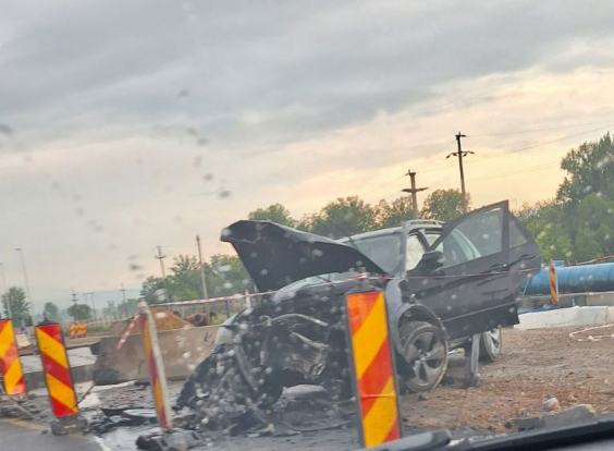 accident in aceasta dimineata la vivo cluj un bmw a izbit un parapet de beton in zona lucrarilor provocand dificultati pentru soferi cinci persoane au fost ranite