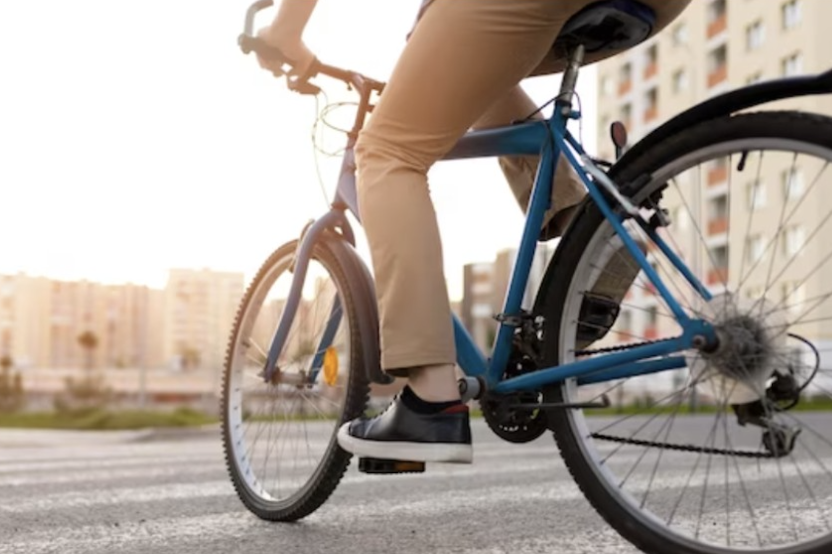 biciclist din cluj aproape sa fie implicat intr un accident pe o strada din cluj napoca o soferita nu i a oferit nicio distant a in trafic