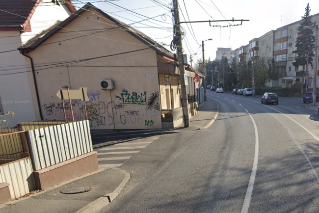 capcana rutiera in apropierea unei gradinite din cluj vizibilitate zero dupa curba pietonii sunt obligati sa ocoleasca masinile blocate pe trecerea de pietoni