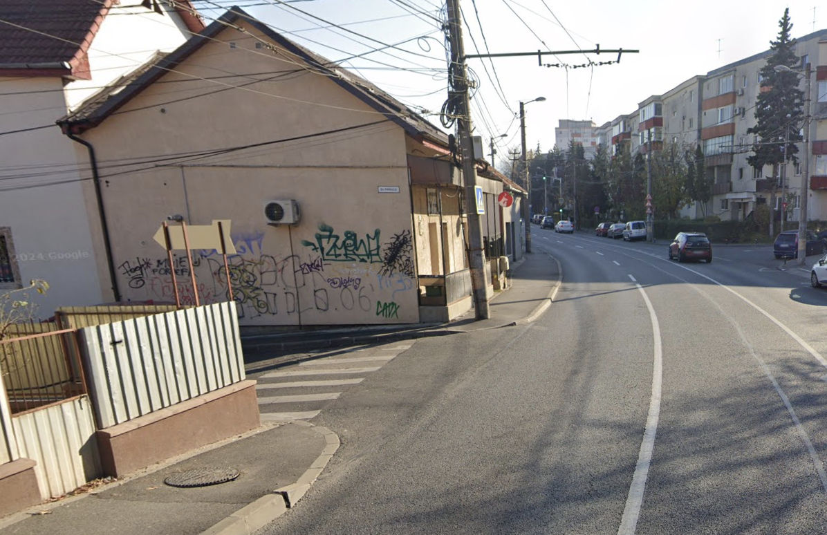 capcana rutiera in apropierea unei gradinite din cluj vizibilitate zero dupa curba pietonii sunt obligati sa ocoleasca masinile blocate pe trecerea de pietoni
