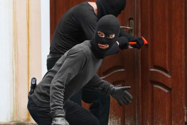 doi minori si un adult din cluj au jefuit patru locuinte intr o singura noapte nu au lasat nimic in urma furati de la rotopercutoare pana la muraturi