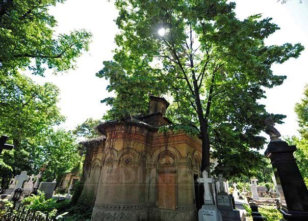 doi tineri retinuti pentru 24 de ore dupa ce au dansat pe morminte in cimitirul bellu