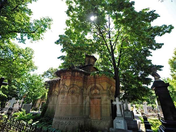 doi tineri retinuti pentru 24 de ore dupa ce au dansat pe morminte in cimitirul bellu