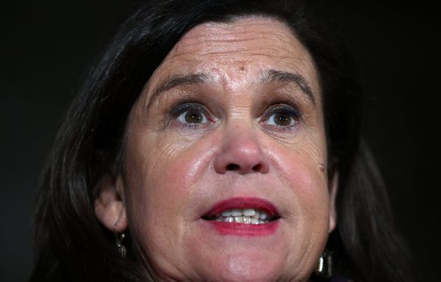 esecul dublu al sinn fein in alegerile partiale din irlanda exercita presiune asupra liderului partidului