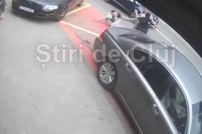 exclusiv video socant bataie violenta in strada in plina zi clujean mi a spart nasul si arcada cu o cutie metalica ma lovit in fata desi politistul local era prezent