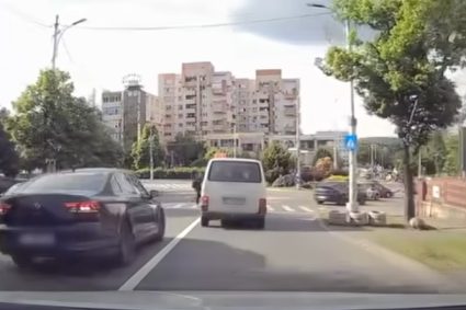 imagini socante in trafic la cluj napoca un pieton a fost la un pas sa fie lovit pe trecerea de pietoni video