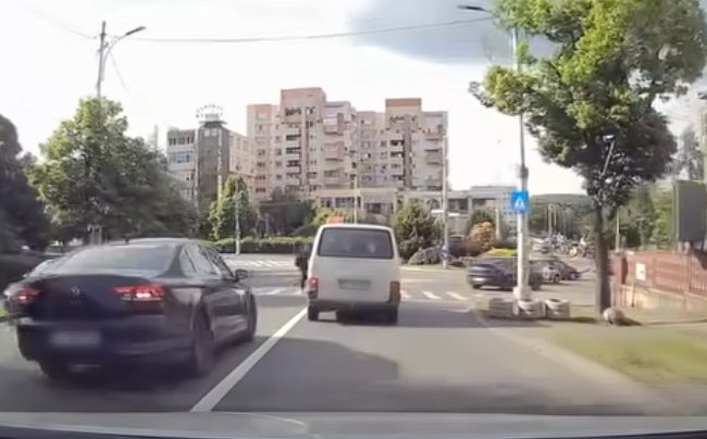 imagini socante in trafic la cluj napoca un pieton a fost la un pas sa fie lovit pe trecerea de pietoni video