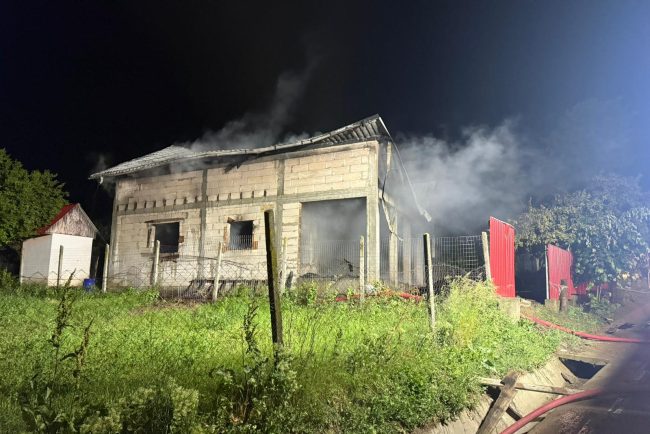 incendiu distrugator in galati dupa ce o casa a fost lovita de un fulger