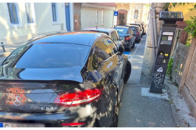 ofer de Mercedes dominant pe o strada din Cluj Napoca A blocat aproape intreg trotuarul