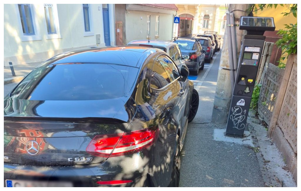 ofer de Mercedes dominant pe o strada din Cluj Napoca A blocat aproape intreg trotuarul