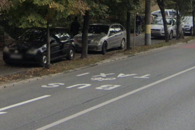 pavaj nou pe bulevardul titulescu din cluj dar haosul continua se parcheaza pe trotuar nu este legal si nici sigur pentru pietoni