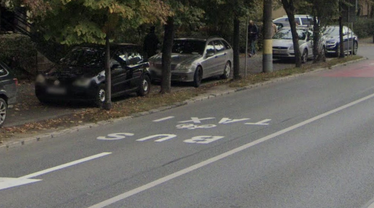 pavaj nou pe bulevardul titulescu din cluj dar haosul continua se parcheaza pe trotuar nu este legal si nici sigur pentru pietoni