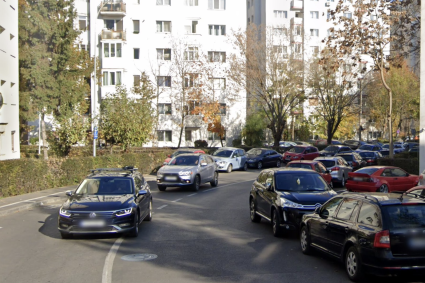 pericol neglijat pe o strada din cluj napoca curba fara trecere de pietoni unde copiii trec zilnic spre gradinita iar masinile circula cu viteza excesiva