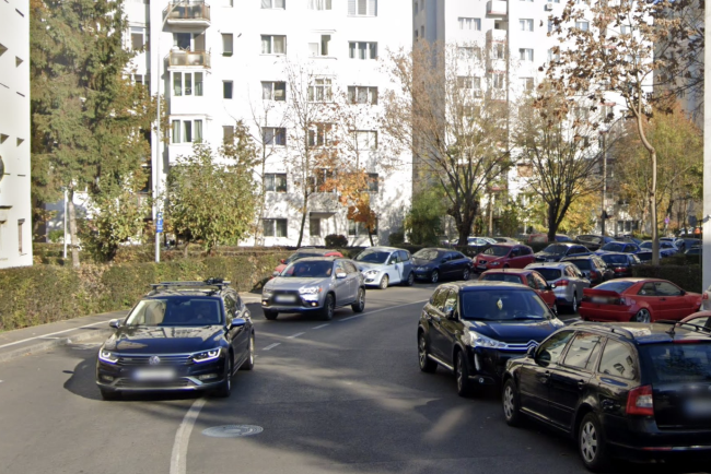 pericol neglijat pe o strada din cluj napoca curba fara trecere de pietoni unde copiii trec zilnic spre gradinita iar masinile circula cu viteza excesiva