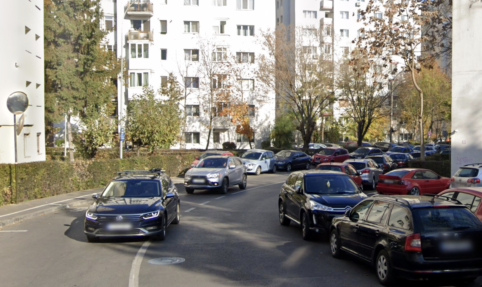pericol neglijat pe o strada din cluj napoca curba fara trecere de pietoni unde copiii trec zilnic spre gradinita iar masinile circula cu viteza
