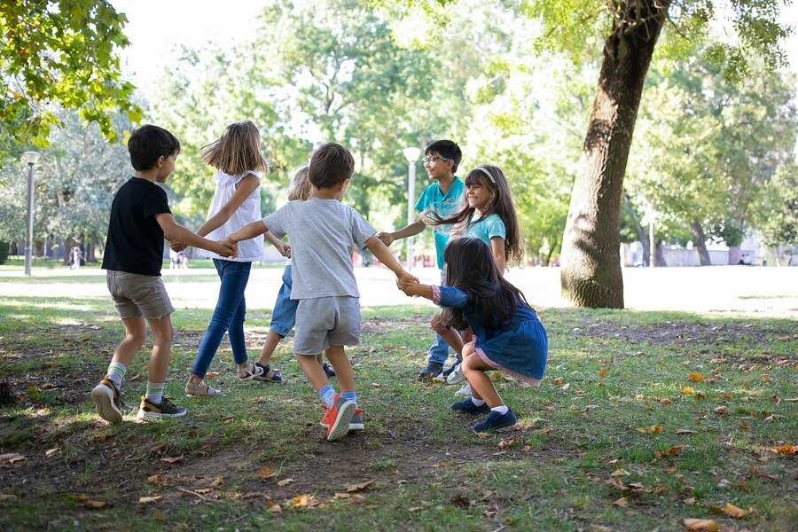 scandal in parcarea unui cartier din cluj parintii cu copii ocup zilnic locul si fac zgomot pana tarziu iar vecinii sunt pe cale sa isi piarda rabdarea