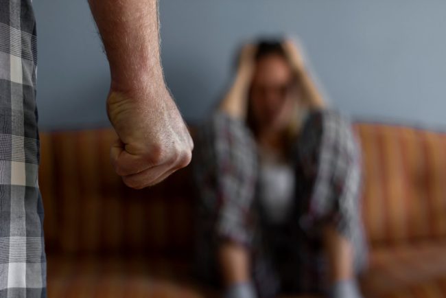 un barbat din cluj si a agresat sotia in locuinte fiind sub influenta alcoolului femeia a apelat disperata la 112 iar barbatul a fost retinut si i s a impus un ordin de protectie
