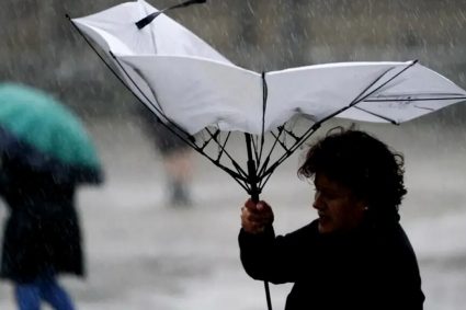 ANM: Vânt intens în aproape întreaga țară vineri și sâmbătă. Avertizări Cod galben