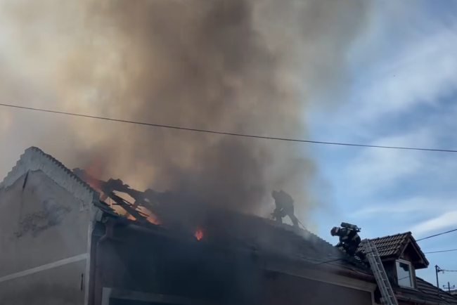 video imagini impresionante pompierii din cluj au intervenit in mijlocul flacarilor si au salvat doi soti blocati in apartament acestia au ramas fara locuinta garaj si masina