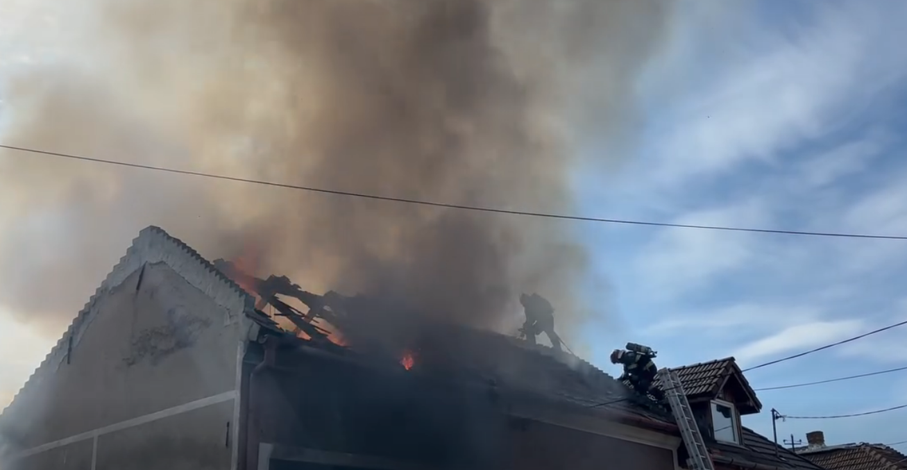 video imagini impresionante pompierii din cluj au intervenit in mijlocul flacarilor si au salvat doi soti blocati in apartament acestia au ramas fara locuinta garaj si masina