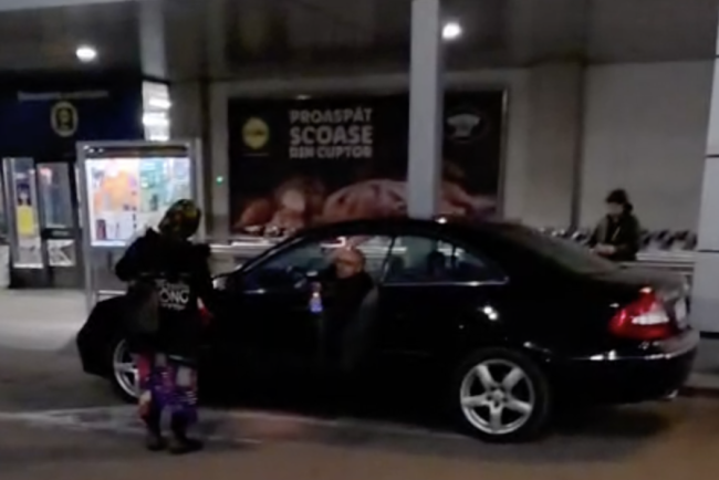 video parcarea unui magazin din cluj aglomerata de cersetori oamenii se simt vulnerabili iar securitatea nu intervenea am sunat la politie