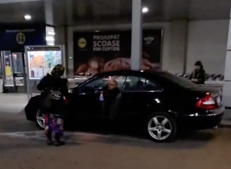 video parcarea unui magazin din cluj aglomerata de cersetori oamenii se simt vulnerabili iar securitatea nu intervenea am sunat la politie