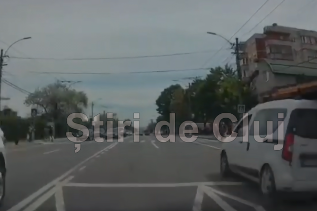 video un sofer imprudent a trecut pe rosu si a fost aproape sa loveasca mai multi pietoni pe strada aurel vlaicu din cluj rosu la semafor e pentru prosti