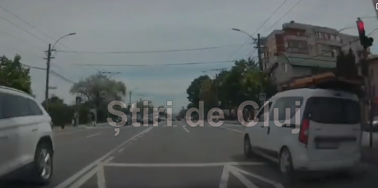 video un sofer imprudent a trecut pe rosu si a fost aproape sa loveasca mai multi pietoni pe strada aurel vlaicu din cluj rosu la semafor e pentru prosti