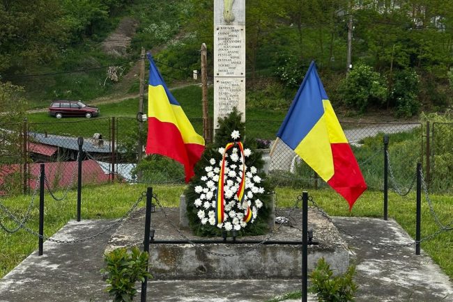 ziua eroilor celebrata la apahida coroane de flori depuse la monumentele si troitzele din toate satele comunei in omagiu celor cazuti