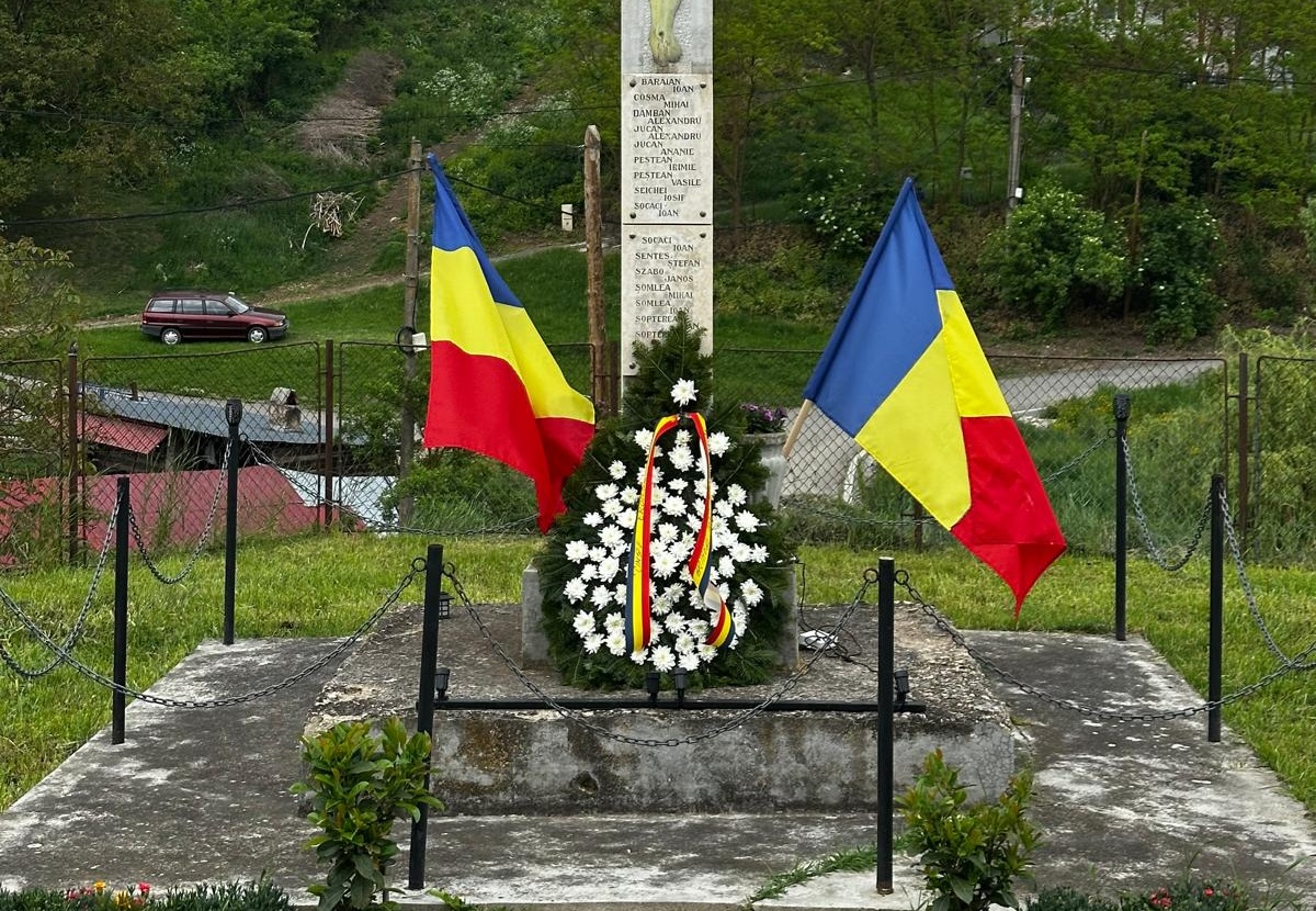 ziua eroilor celebrata la apahida coroane de flori depuse la monumentele si troitzele din toate satele comunei in omagiu celor cazuti