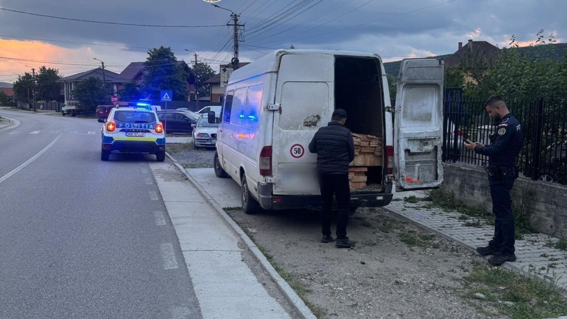 A fost suprins cu lemn fara acte pe drumurile din Cluj Un barbat de 60 de ani din Floresti a ramas fara marfa si a primit o amenda semnificativa
