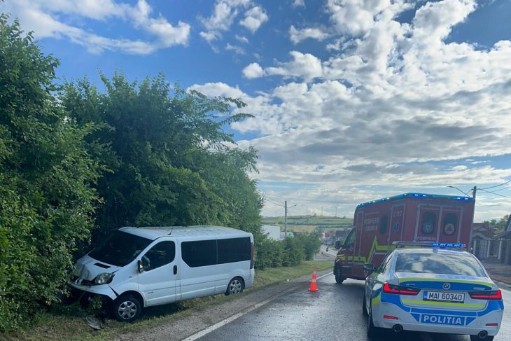 Accident in judetul Sibiu Cinci persoane dintr un microbuz au fost duse la spital