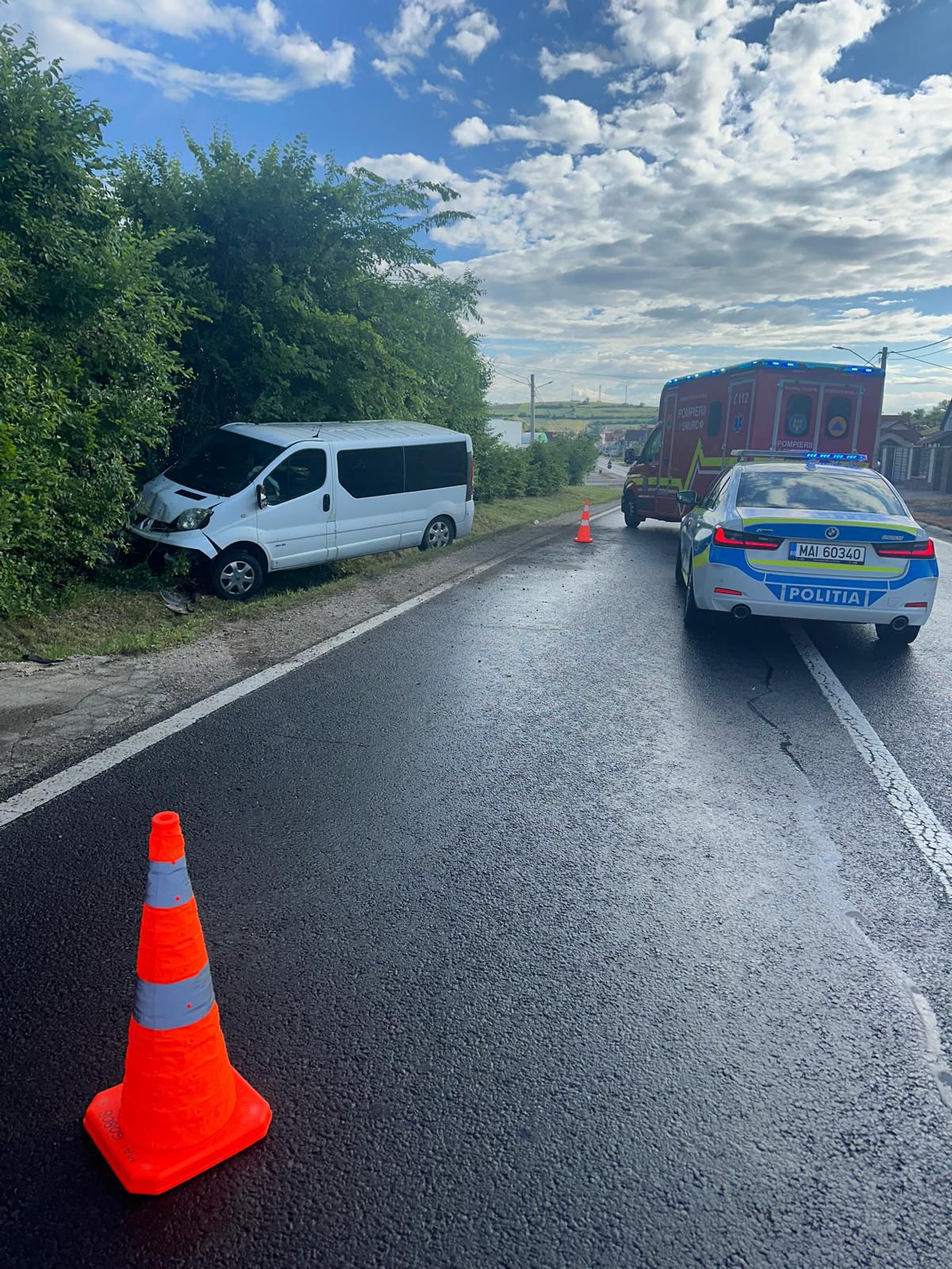 Accident in judetul Sibiu Cinci persoane dintr un microbuz au fost duse la spital