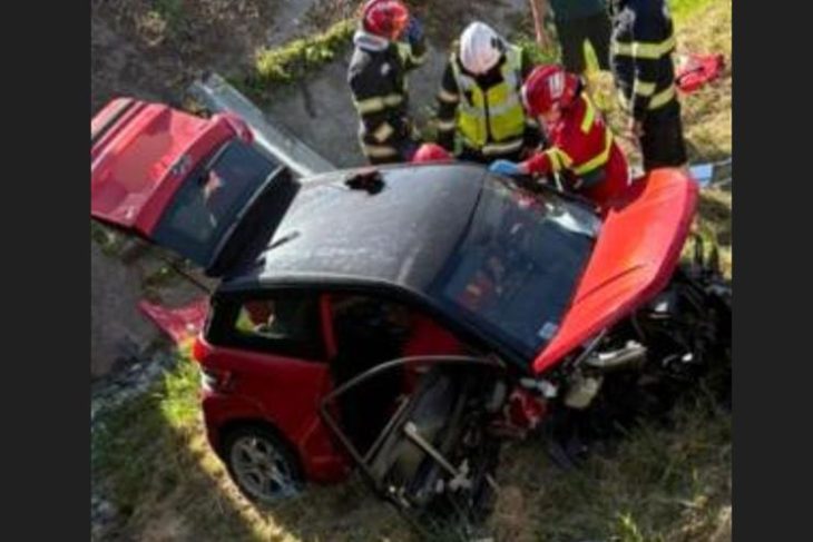 Accident la iesirea din judetul Cluj O tanara de 17 ani aflata la volanul unei masini B1 a cazut in albia unui parau si a suferit leziuni la coloana vertebrala