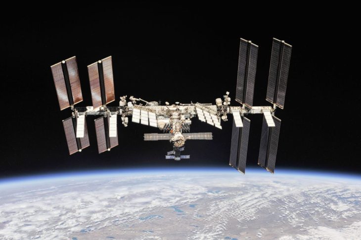 Alerta pe Statia Spatiala Internationala Astronautii au fost evacuati in capsula de salvare din cauza unei scurgeri de aer care s a agrevat