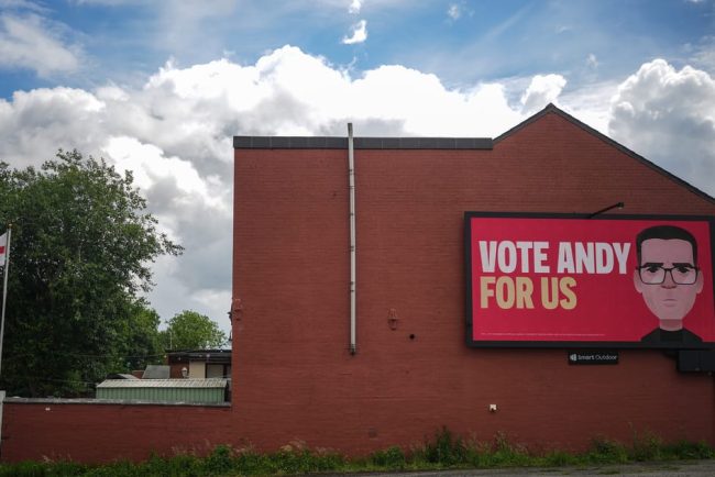 Andy Burnham isi concentreaza atentia asupra nivelului local pe masura ce se apropie alegerea din Makerfield