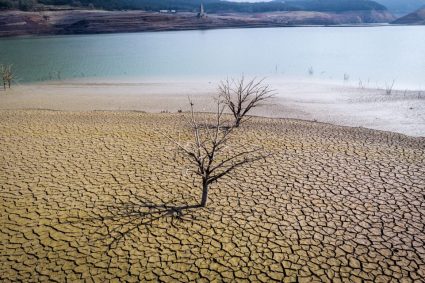 Aproape jumătate dintre copii din întreaga lume sunt expuși la cel puțin 3 tipuri de amenințări legate de schimbările climatice.