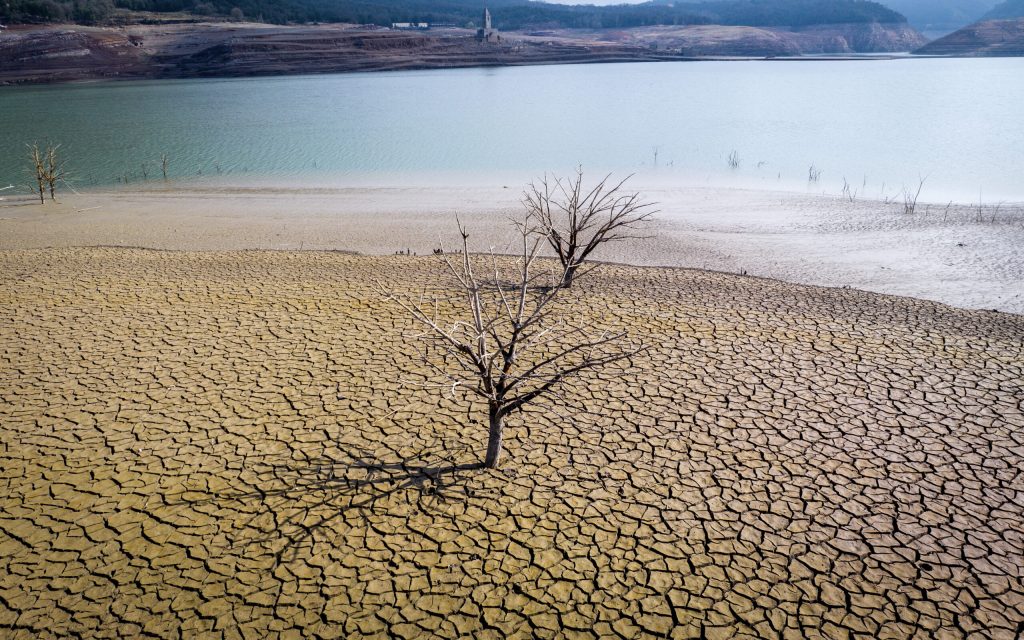 Aproape jumatate dintre copii din intreaga lume sunt exputi la cel macar 3 tipuri de ametintari legat de schimbarile climatice
