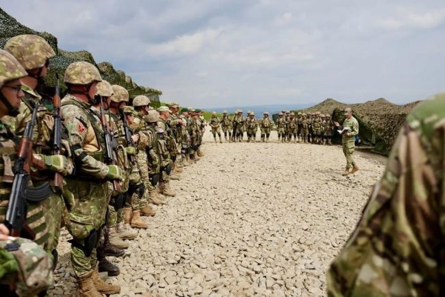 Atentie clujeni Coloane militare cu mii de soldati vor strabate judetul Soferii sunt rugati sa le acorde prioritate si sa pastreze distanta fata de vehiculele blindate