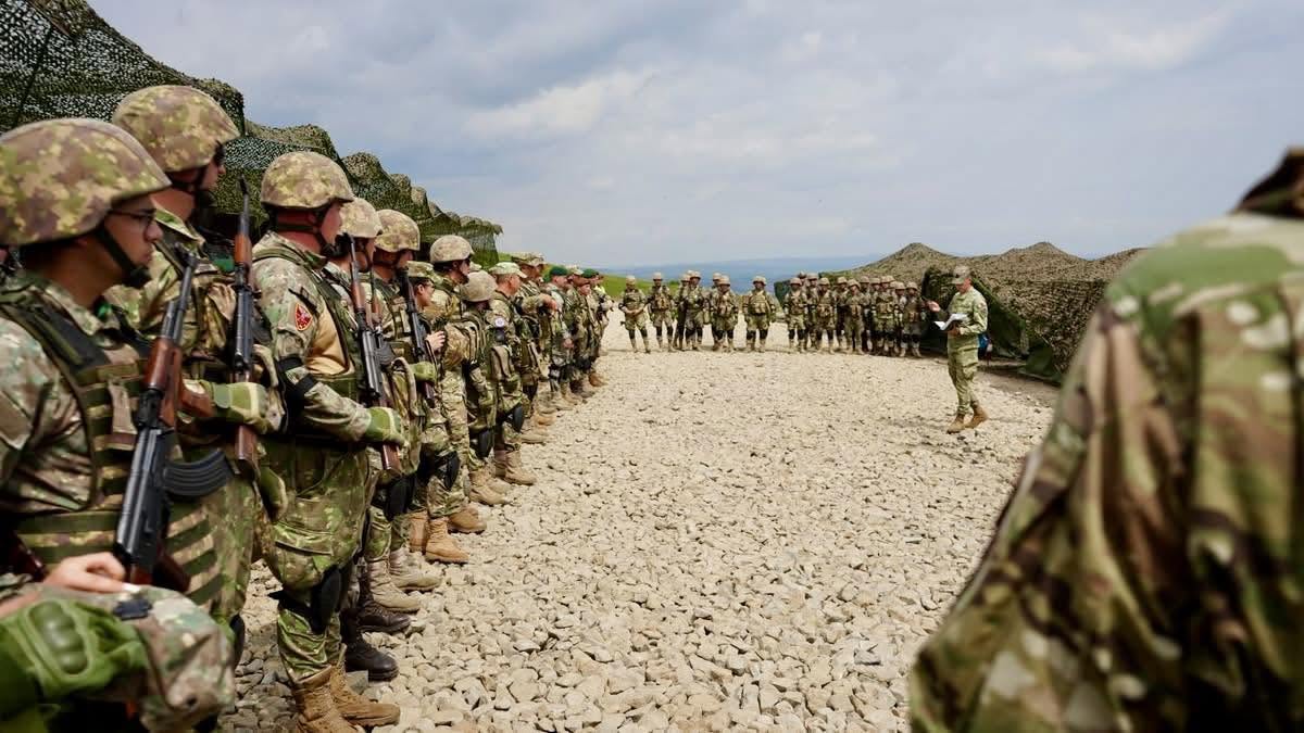 Atentie clujeni Coloane militare cu mii de soldati vor strabate judetul Soferii sunt rugati sa le acorde prioritate si sa pastreze distanta fata de vehiculele blindate
