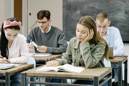 Avertismentul șocant al unui expert: Studenții își pierd rapid capacitatea de a citi, provocând un colaps al generației.