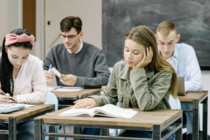 Avertismentul socant al unui expert Studentii isi pierd rapid capacitatea de a citi provocand un colaps al generatiei