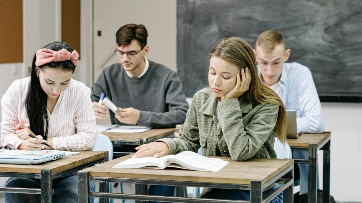 Avertismentul socant al unui expert Studentii isi pierd rapid capacitatea de a citi provocand un colaps al generatiei