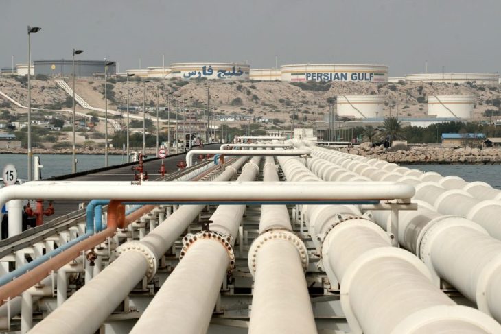 Bloomberg UE analizeaza suspendarea plafonului de pret pentru petrolul rusesc in contextul razboiului din Iran