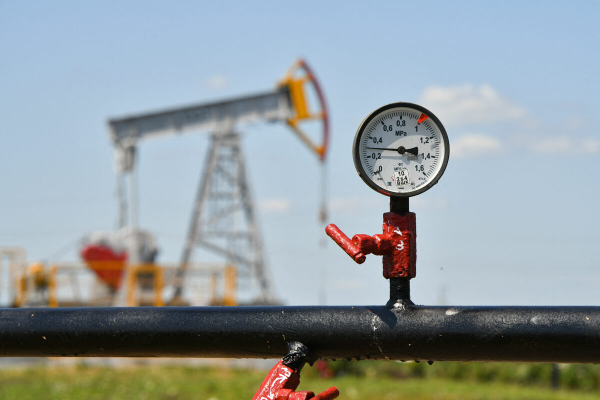 Bursele asiatice scad semnificativ iar pretul petrolului creste in urma schimbului de atacuri intre Iran si SUA