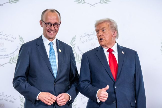 Cadou surpriza pentru Trump la summitul G7 Ce i a oferit cancelarul Germaniei