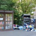 Civilizatie de cinci stele in Cluj Napoca Un container pentru haine a fost distrus iar textilele au fost imprastiate pe jos