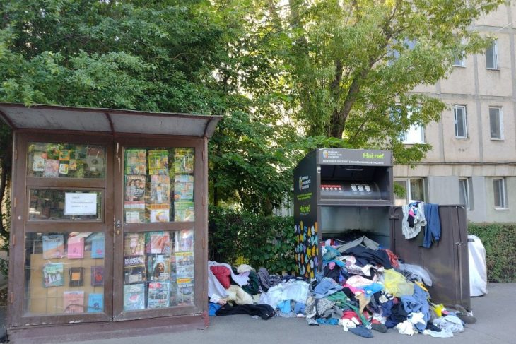 Civilizatie de cinci stele in Cluj Napoca Un container pentru haine a fost distrus iar textilele au fost imprastiate pe jos
