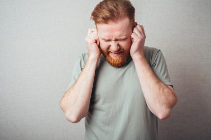 Clujean, nemulțumit de un vecin care ascultă muzică afară: „Aceeași melodie, ore întregi, în fiecare dimineață. Nu pot sta în casă fără căști!”