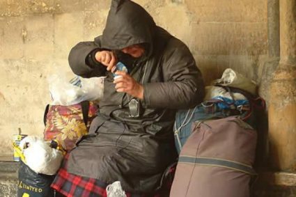 Colonie de oameni fără adăpost sub podurile unei străzi din Cluj-Napoca: „Tone de deșeuri, fecale amestecate cu gunoaie. Ne amenință un focar de infecție!”